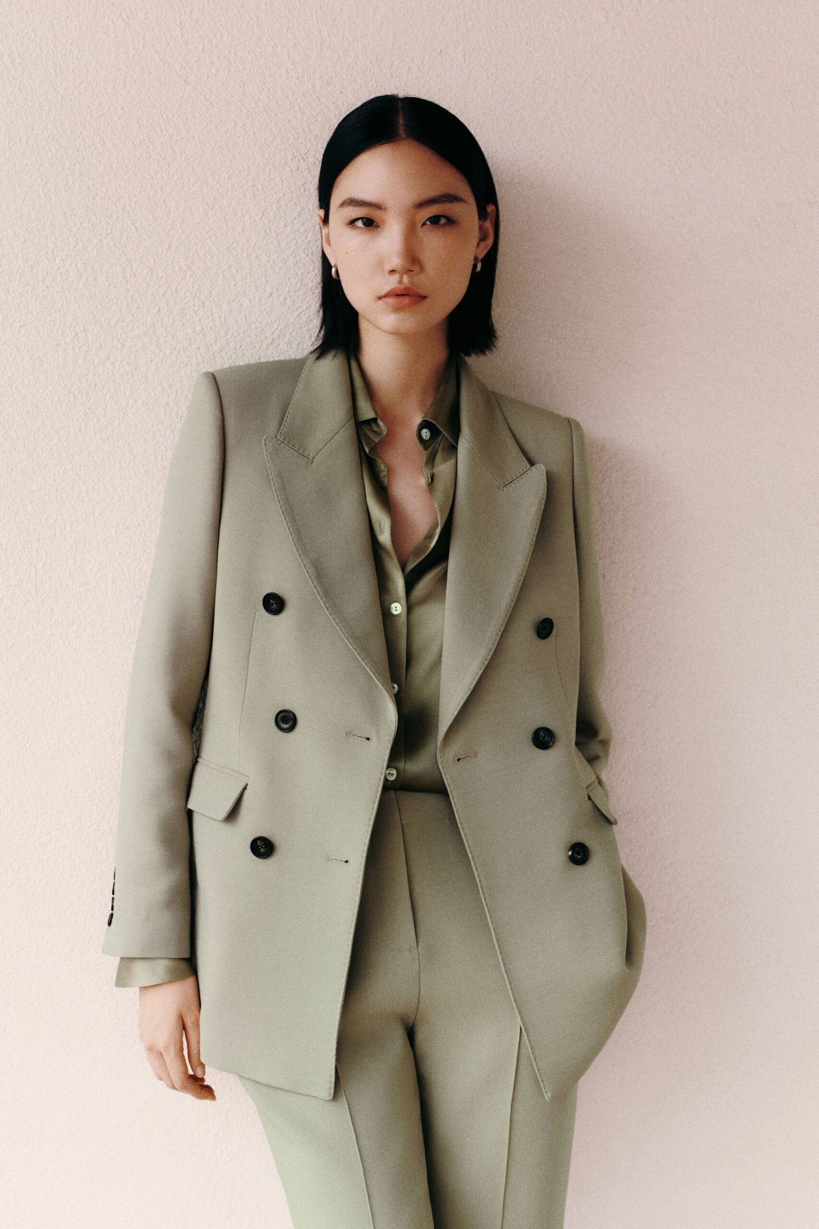 1 (14) Women Green Blazer - Image 1