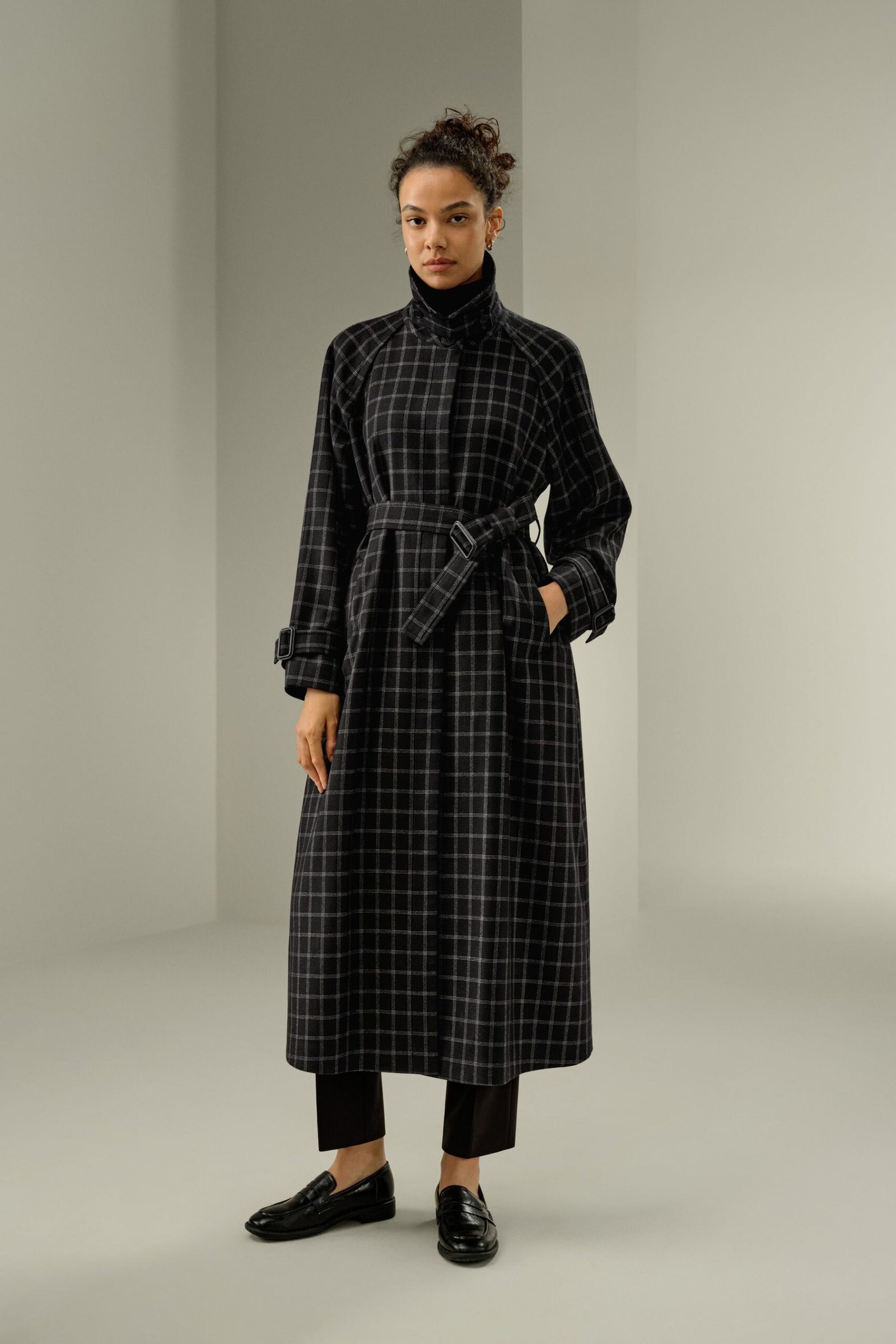1 (18) Women Black Silk-Wool Coat - Image 1