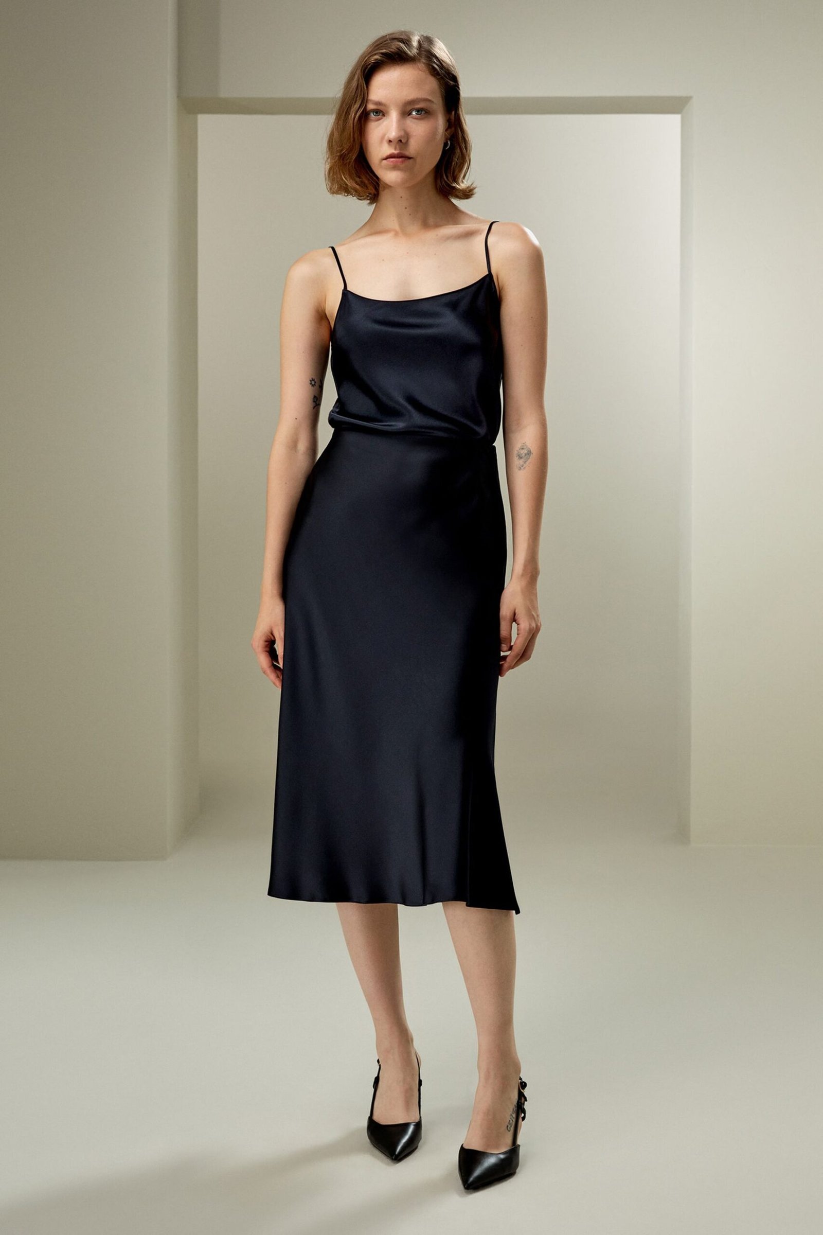 1 (5) Women Black Silk Midi Skirt - Image 1